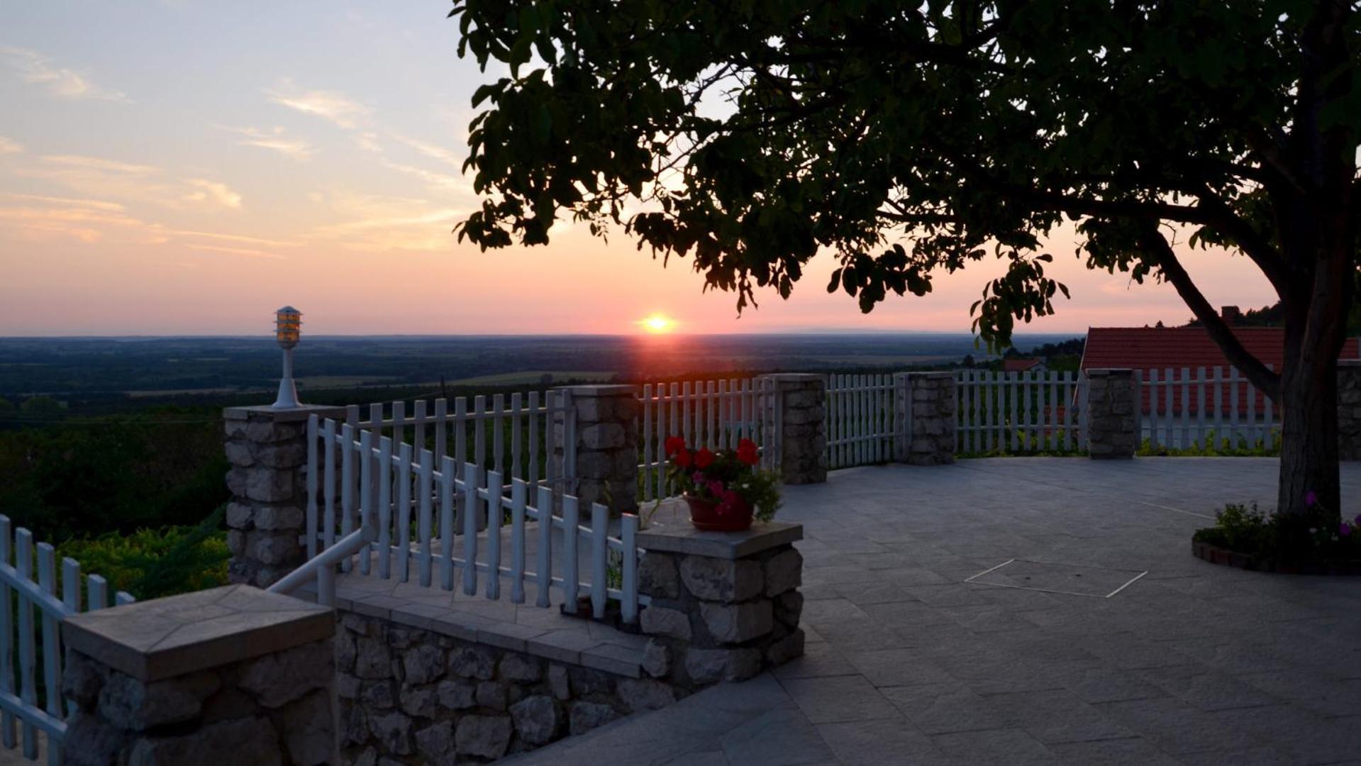 Villa Suemeg Экстерьер фото